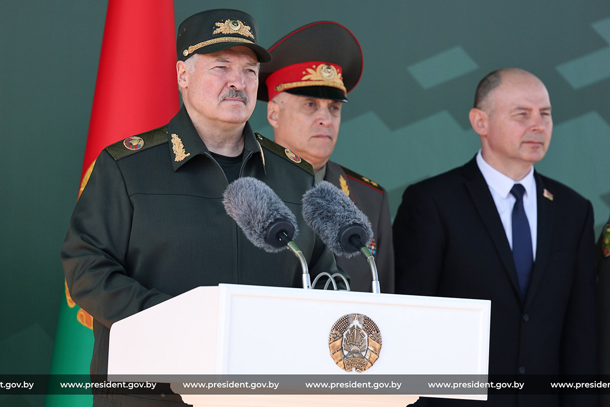 Президент: мощь и силу любой армии определяют люди