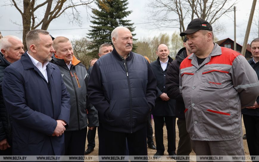 Президент в Праздник труда ознакомился с “космическим кораблем” в отечественном тракторостроении