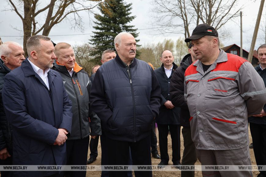 Президент в Праздник труда ознакомился с “космическим кораблем” в отечественном тракторостроении