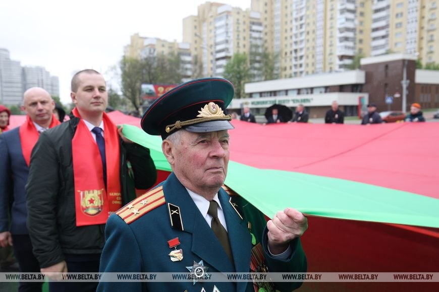 Шествие с самым большим флагом Беларуси стартовало от стелы “Минск – город-герой”