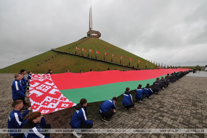 На Кургане Славы пронесли 100-метровое полотнище государственного флага