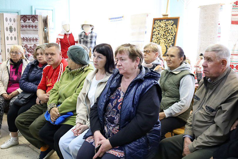 Председатель Слуцкого райисполкома провел встречу с жителями д.Квасыничи по вопросу качества воды