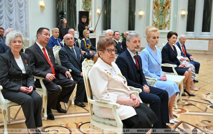 Президент: белорусы прославляют страну трудовыми победами, но готовы защищать ее и с оружием в руках