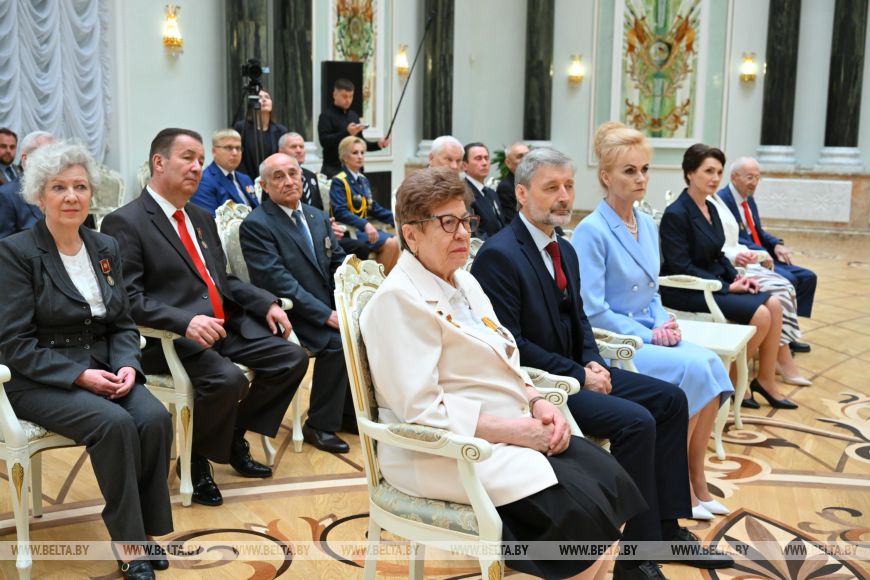 Президент: белорусы прославляют страну трудовыми победами, но готовы защищать ее и с оружием в руках