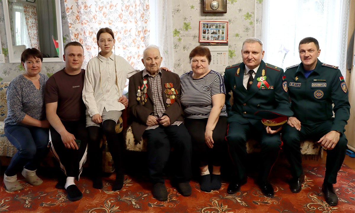 Ветерана Михаила Амельковича с Днем Победы поздравил заместитель Министра по чрезвычайным ситуациям 