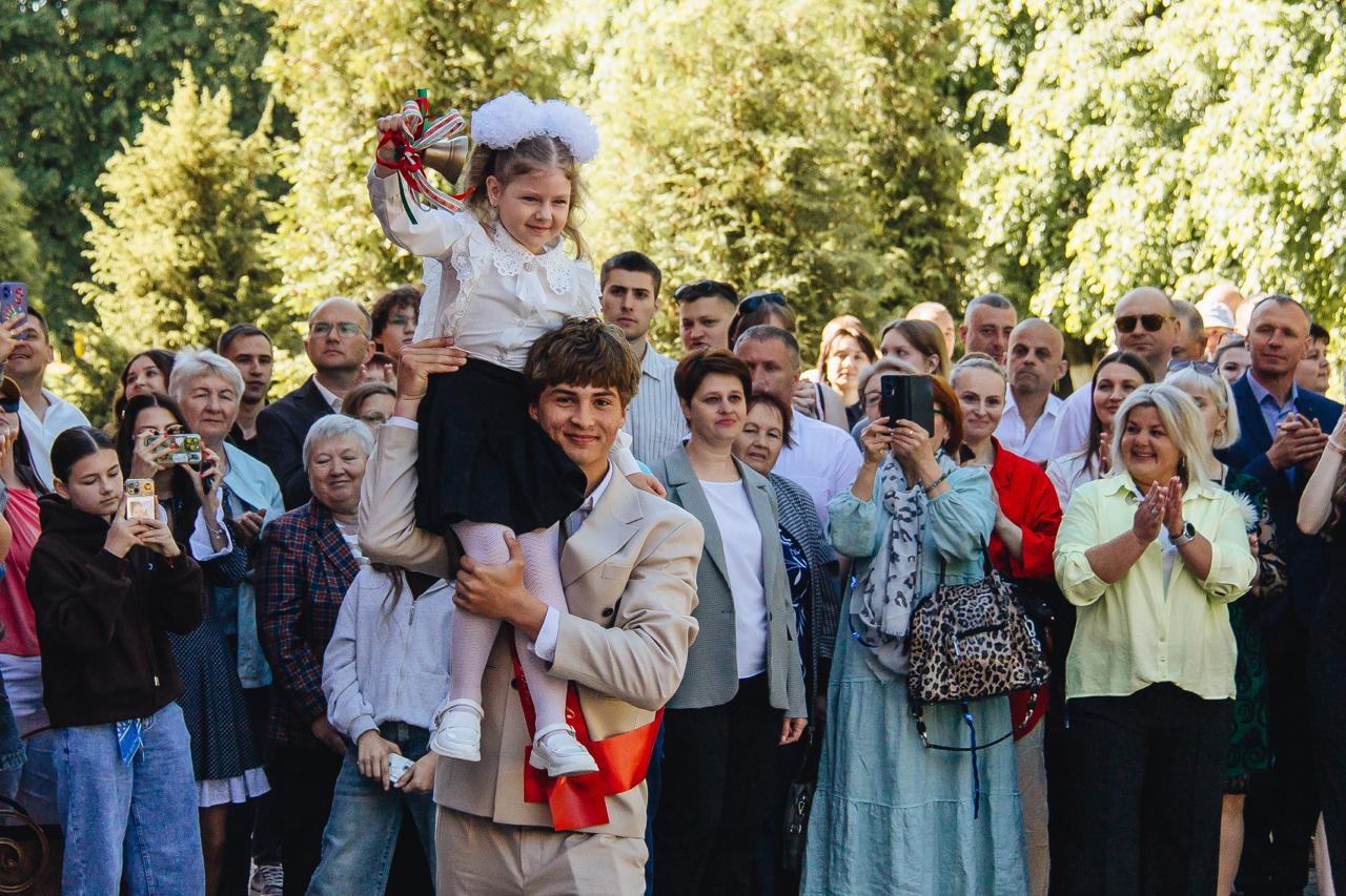 Добрые напутствия, слова благодарности, вальс: как в СШ №12 прошел праздник последнего звонка