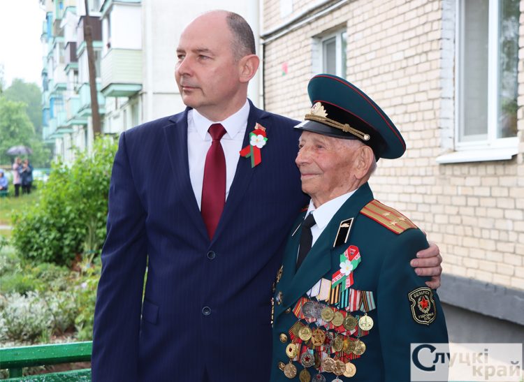 Алексей Кушнаренко поздравил Ивана Соловьянова с Днем Победы