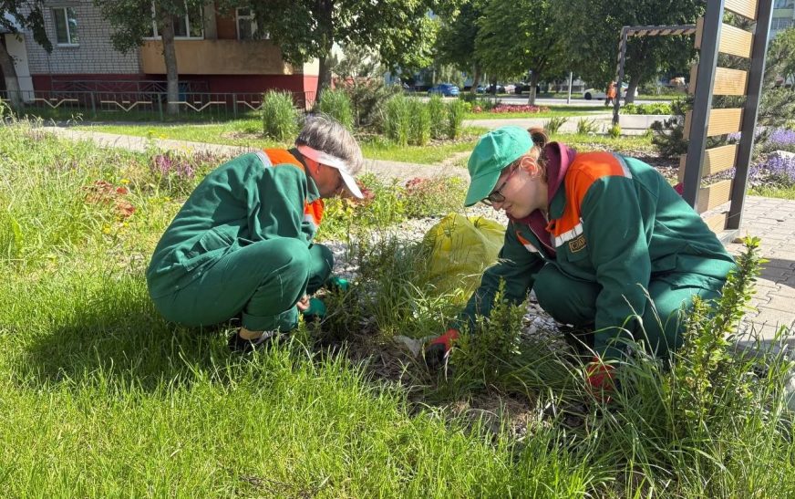 Работники Слуцкого ЖКХ благоустраивают город и сельские населенные пункты