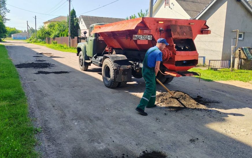 Работники Слуцкого ЖКХ благоустраивают город