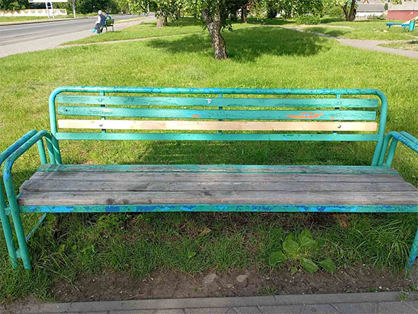 Починили игровое оборудование и скамейку