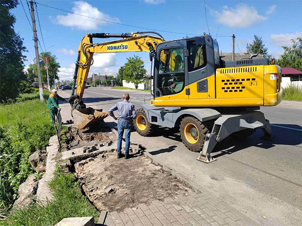 Фотофакт: провал в тротуаре на улице Виленской в Слуцке устраняют