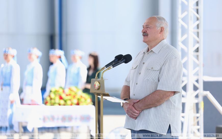 Уникальная и по-настоящему народная церемония. Лукашенко вручил госнаграды в ОАО “Савушкин продукт”