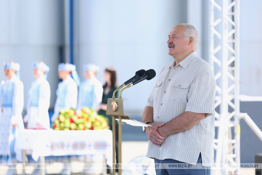 Уникальная и по-настоящему народная церемония. Лукашенко вручил госнаграды в ОАО “Савушкин продукт”