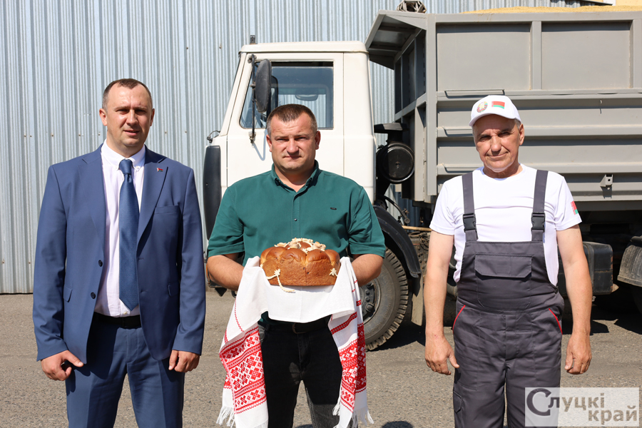 На Слуцком КХП приняли первую машину с зерном нового урожая