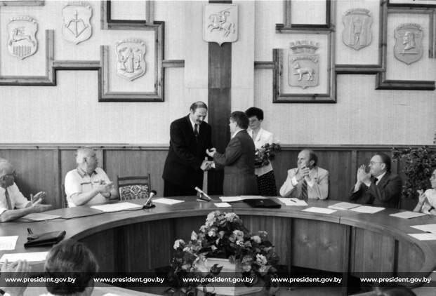 15 июля 1994 года Александру Лукашенко вручили первое удостоверение Президента
