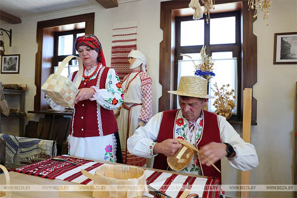 Полешуки вручили подарок, который Президент опасается ставить во Дворце Независимости. Что это