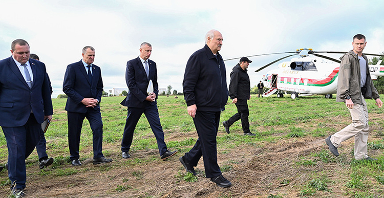 “Такого быть не должно”. Александр Лукашенко начал рабочую поездку в Шкловский район с жесткой критики
