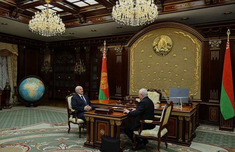 Лукашенко принял с докладом спецпосланника Виктора Шеймана
