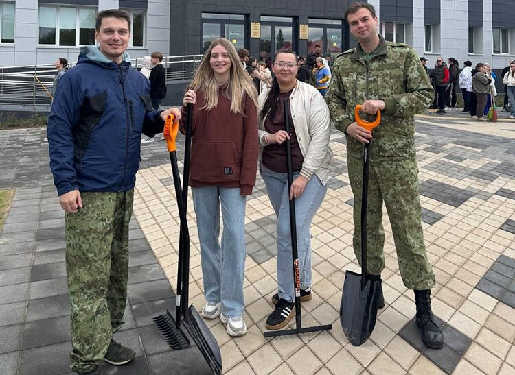 Представители Молодежного совета при Слуцком районном Совете депутатов, приняли участие в областном субботнике в Дзержинске