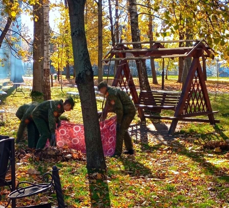 Кадеты приняли участие в наведении порядка в Городском парке культуры и отдыха в Слуцке