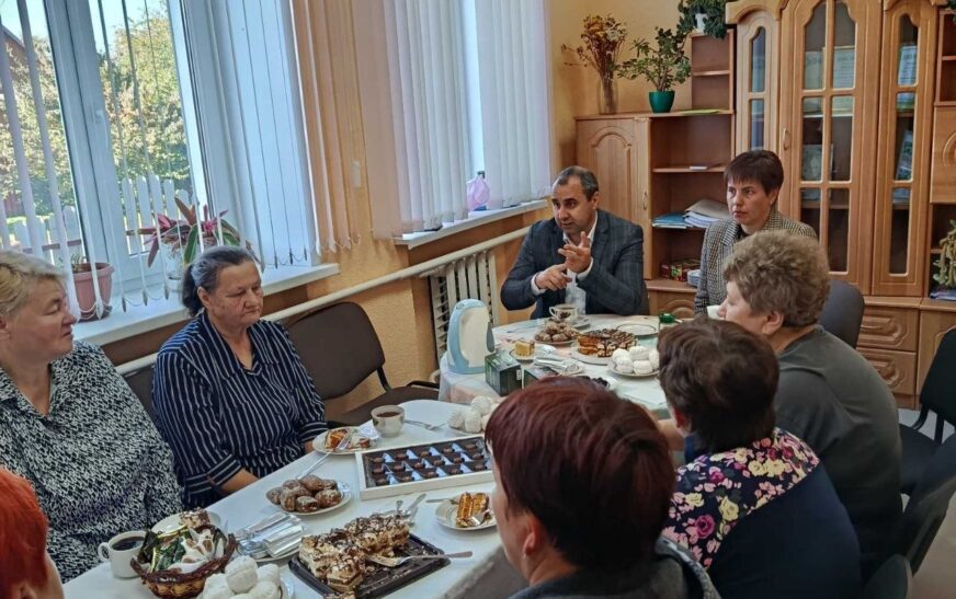 В Весее провели круглый стол в День пожилых людей