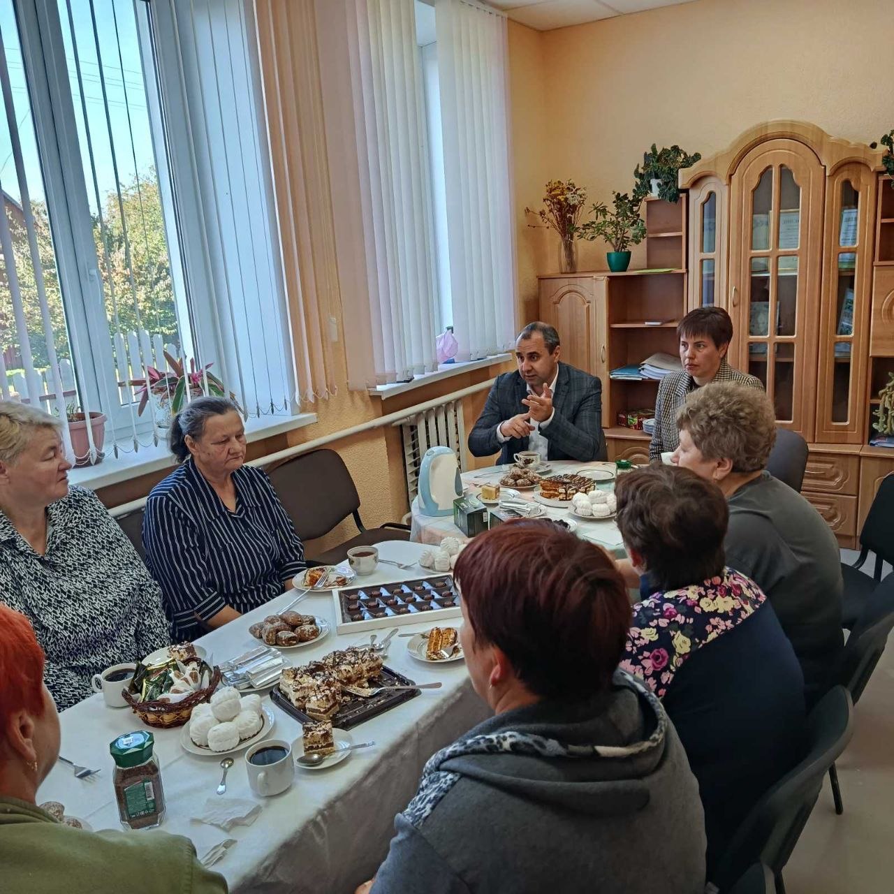 В Весее провели круглый стол в День пожилых людей