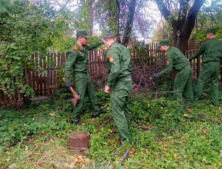 Кадеты оказали помощь ветерану труда